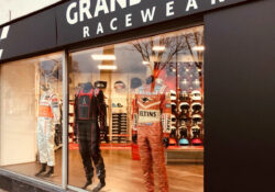 Le magasin Grand Prix Racewear vous propose des combinaisons adaptées à la course automobile !