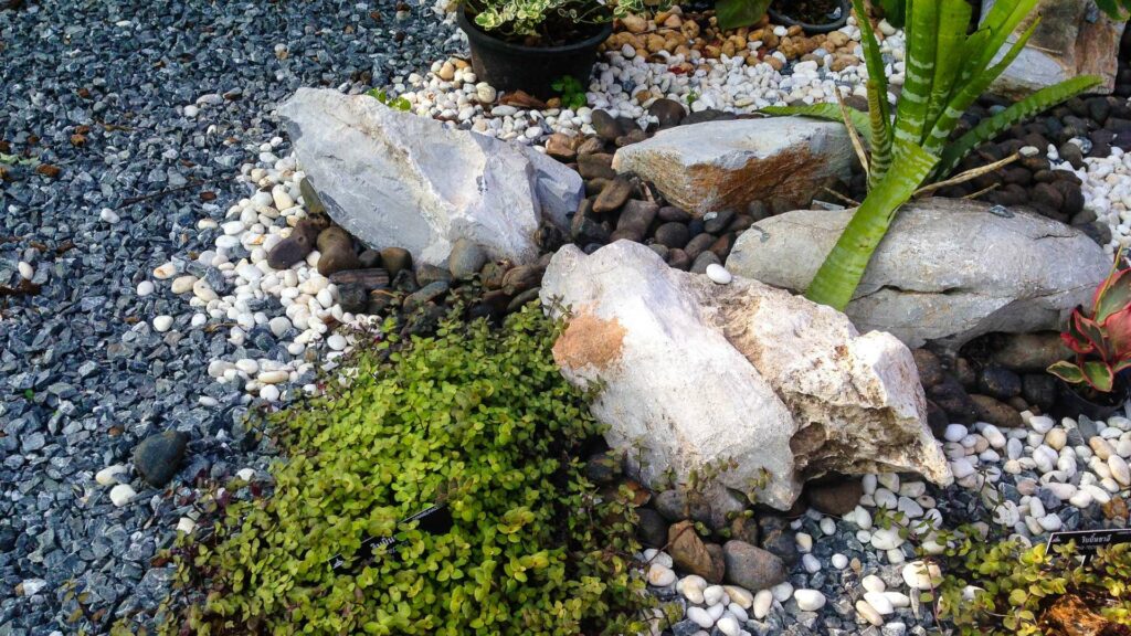 Rochers d'un jardin de rocaille