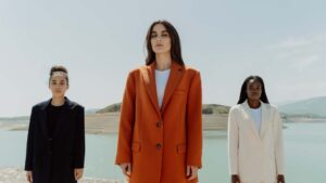Femme habillé avec des vêtements tendance