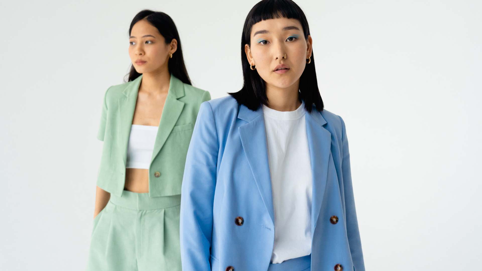 Deux femmes habillé en costume